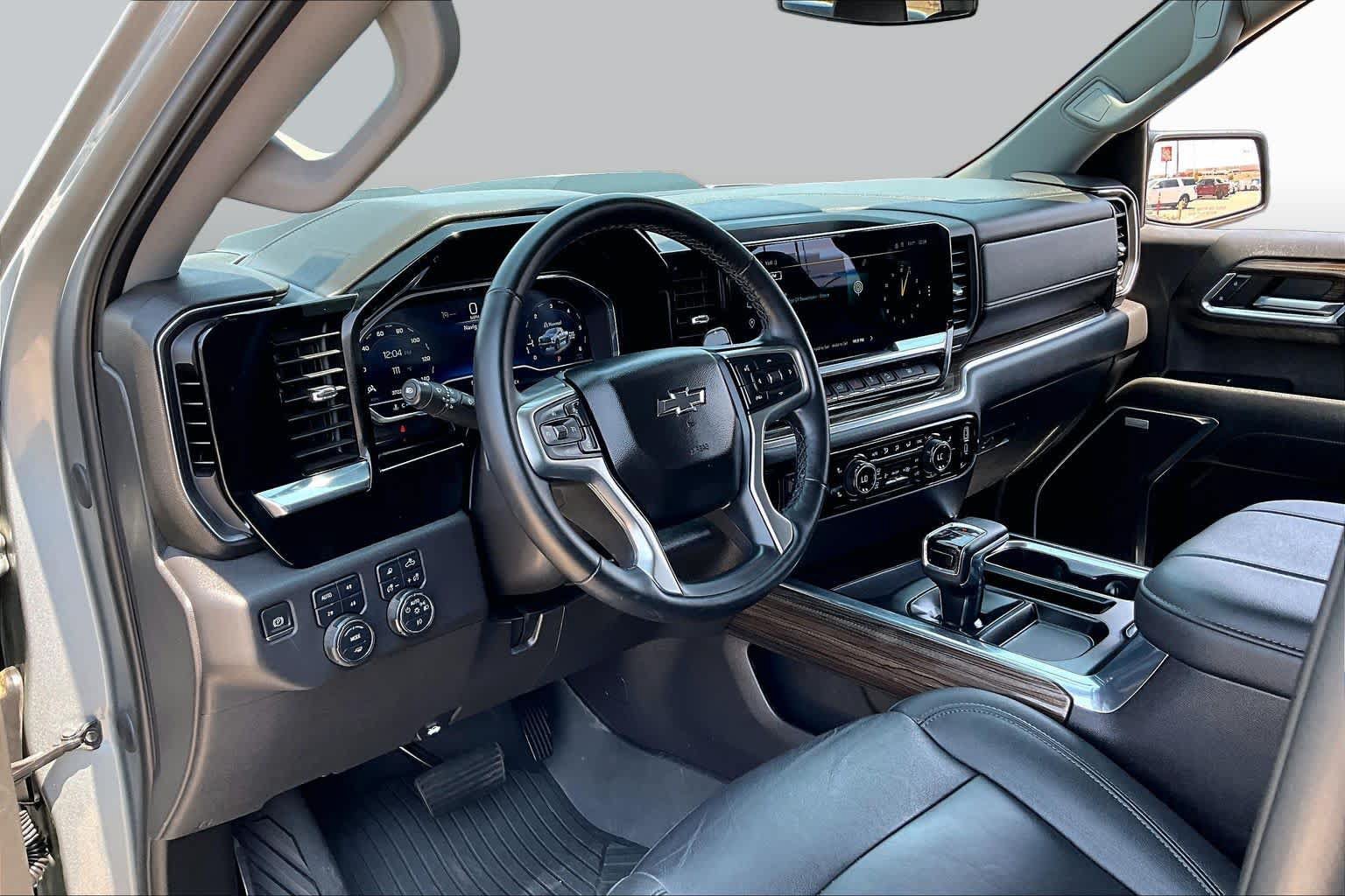 Used 2024 Chevrolet Silverado 1500 LT Trail Boss w/ LT Trail Boss Premium Package AWD/4WD image 18