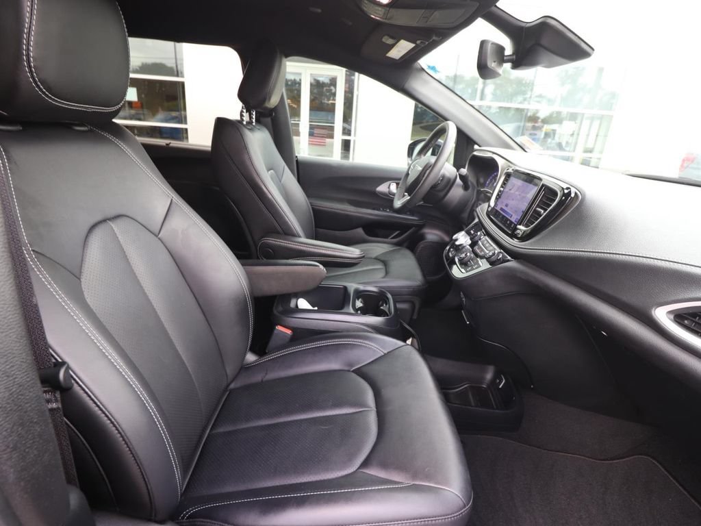 Used 2025 Chrysler Pacifica Select FWD image 21