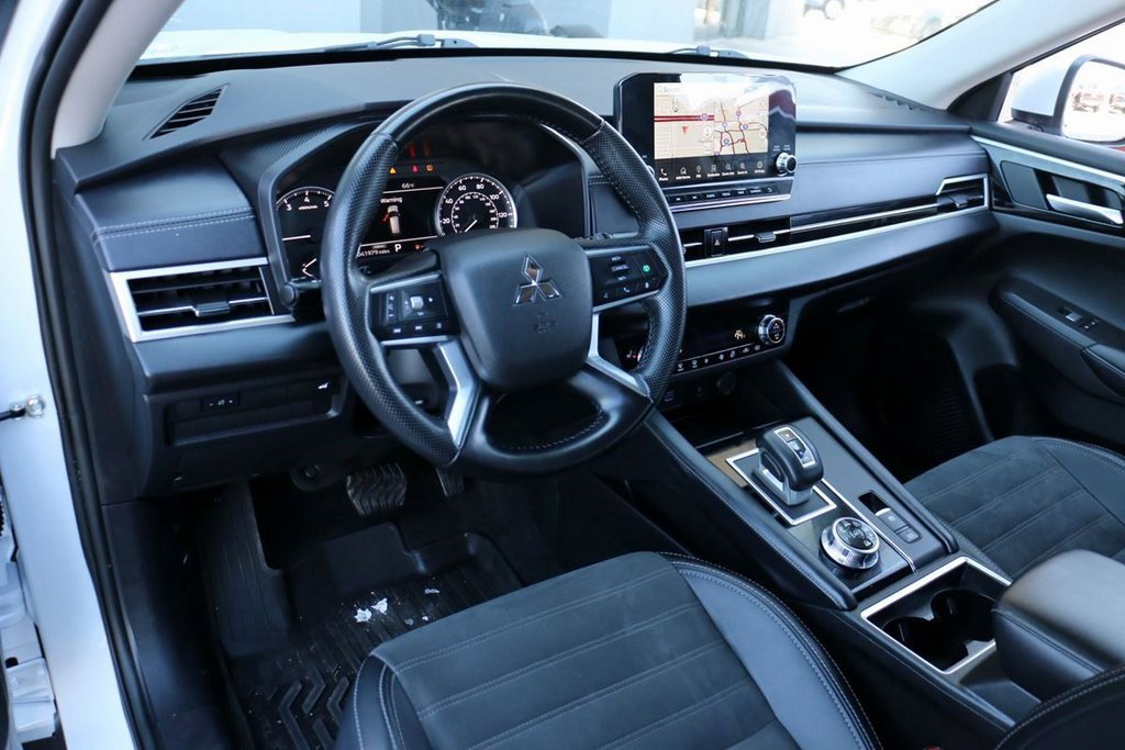 Used 2024 Mitsubishi Outlander SE image 17
