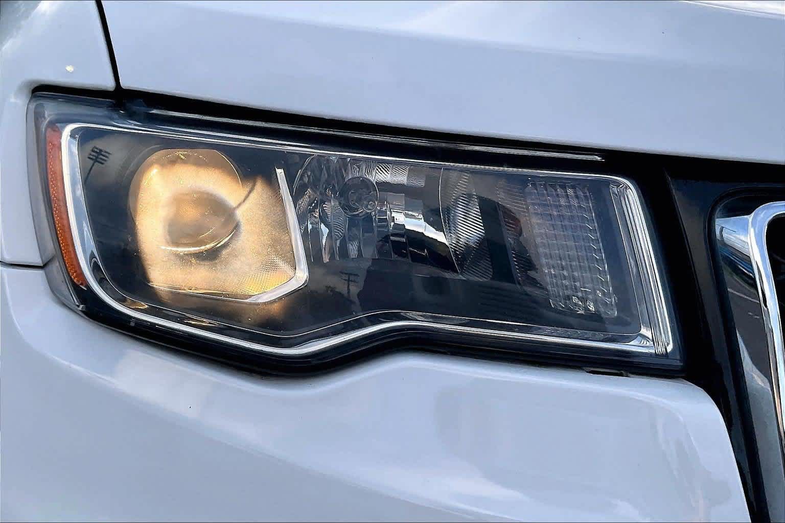 Used 2019 Jeep Grand Cherokee Laredo AWD/4WD image 31