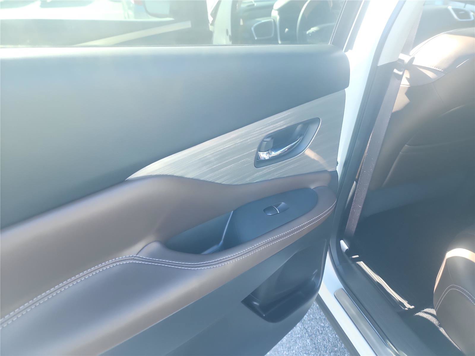 Used 2017 Nissan Murano Platinum w/ Platinum Technology Package FWD image 16