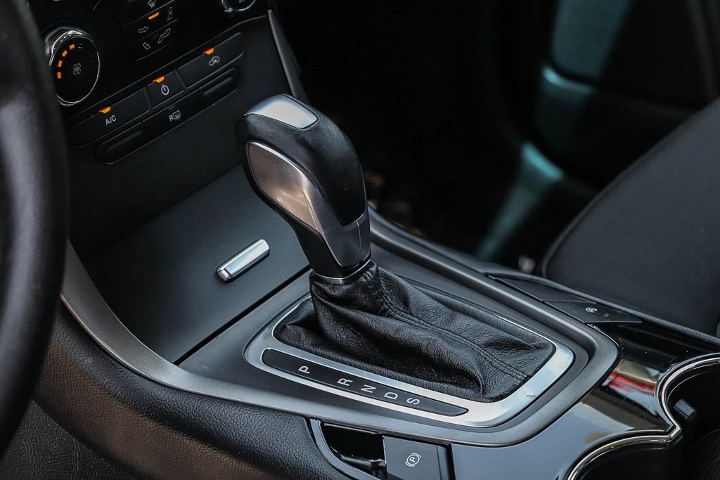 Certified 2018 Ford Edge SE FWD image 26