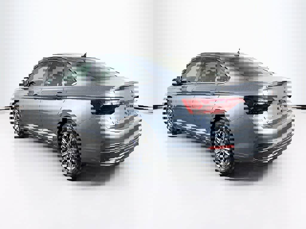 Used 2024 Volkswagen Jetta SE FWD image 3