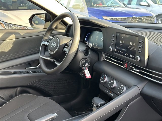 Used 2025 Hyundai Elantra SE image 32