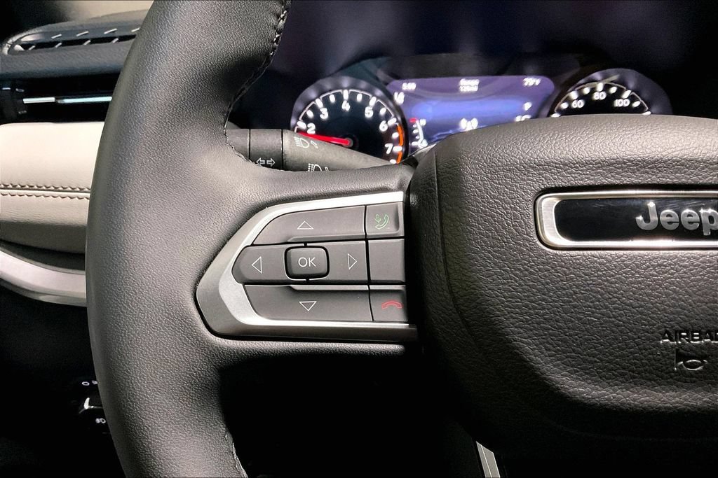 Used 2025 Jeep Compass Limited AWD/4WD image 17