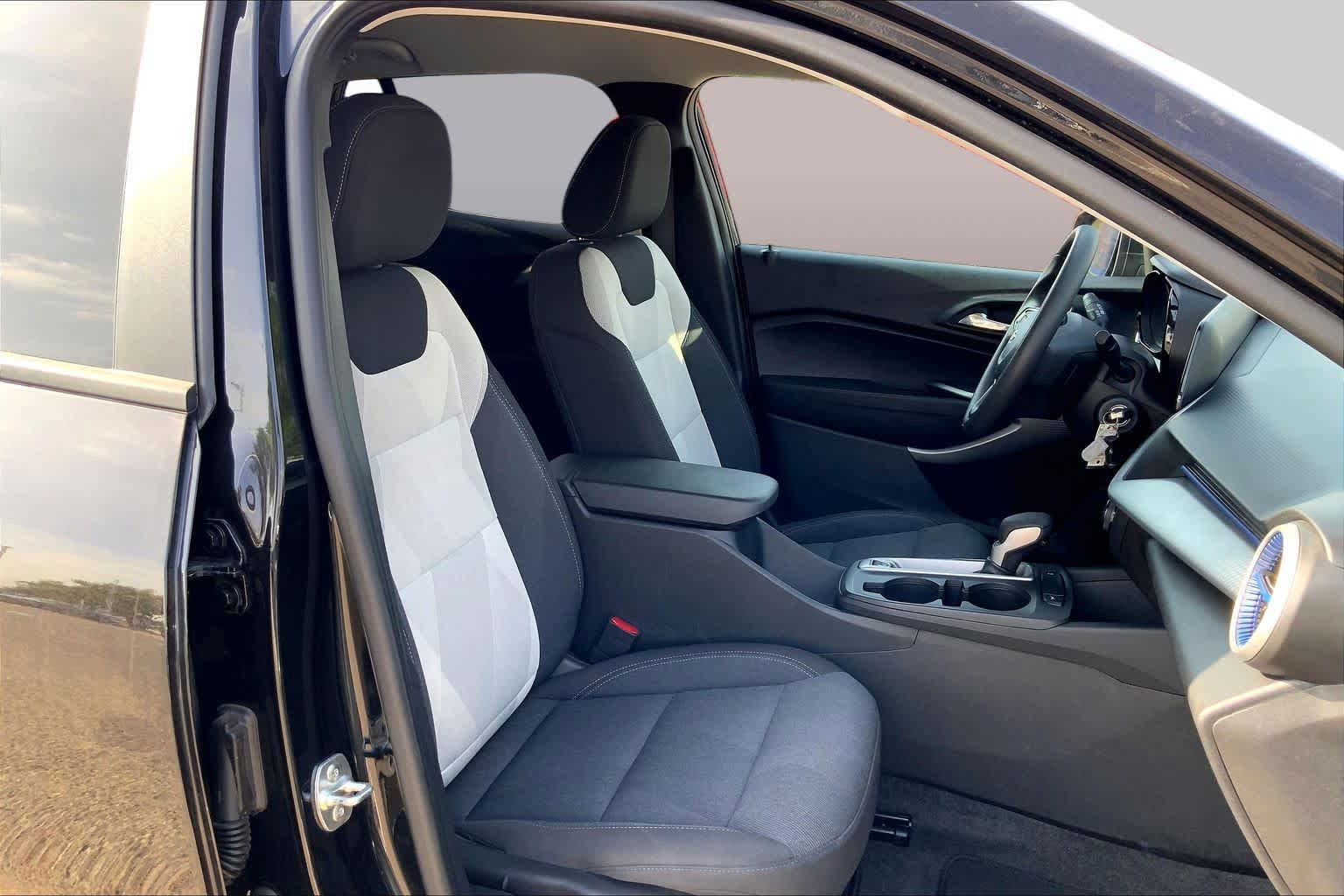 Used 2025 Chevrolet Trax LS FWD image 9