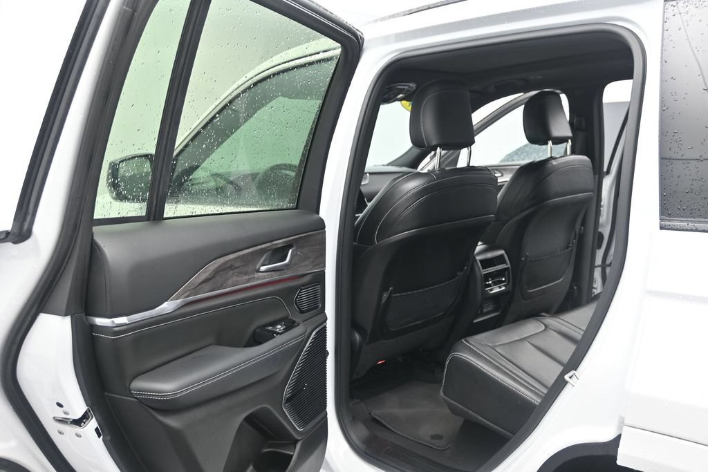 Used 2023 Jeep Grand Cherokee Overland AWD/4WD image 13