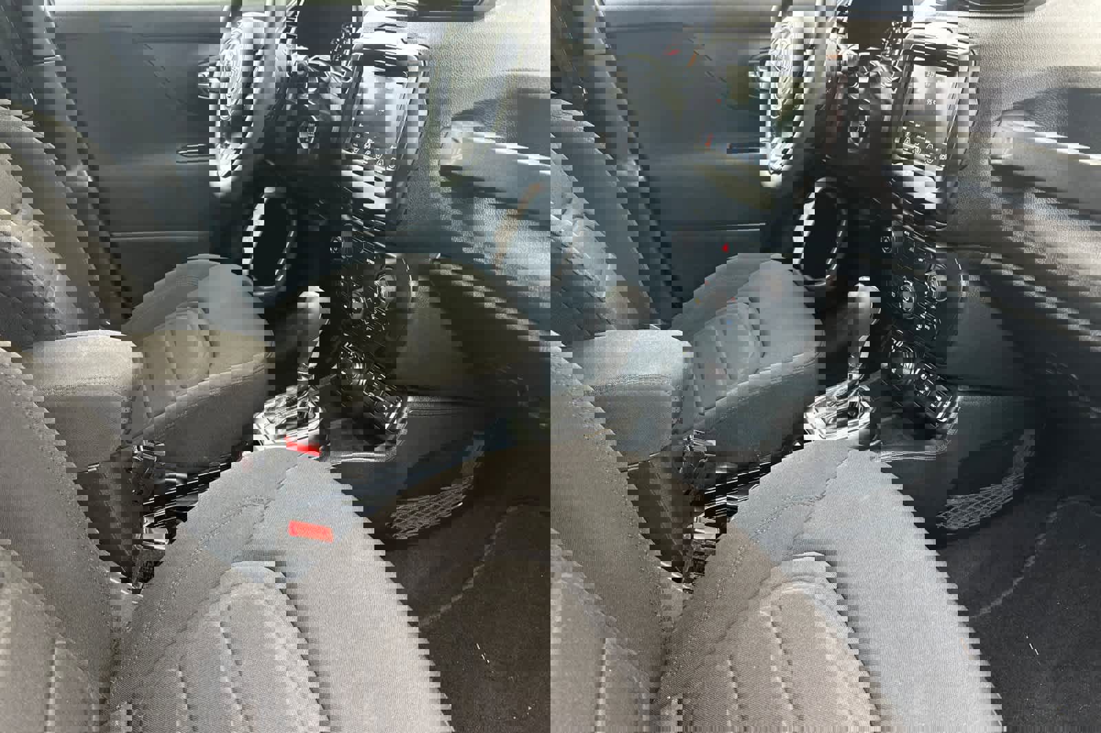 Used 2018 Jeep Renegade Latitude w/ Popular Equipment Group image 16