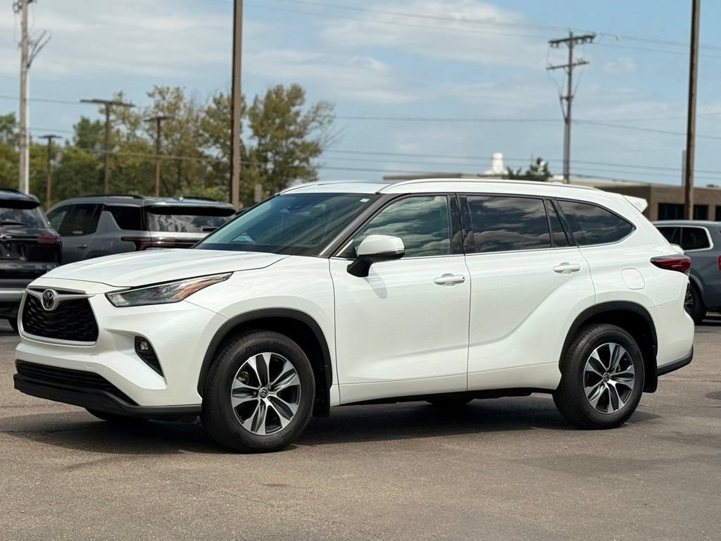 Used 2022 Toyota Highlander XLE AWD/4WD image 40