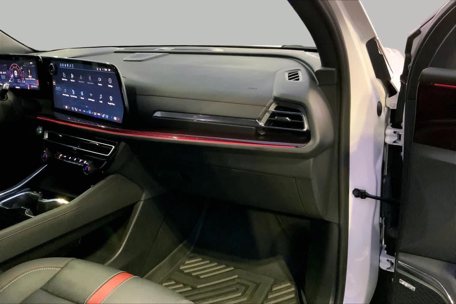 Used 2024 Chevrolet Traverse RS FWD image 16
