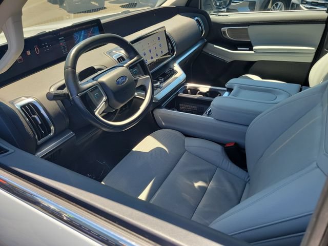 Certified 2025 Ford Expedition Platinum AWD/4WD image 3