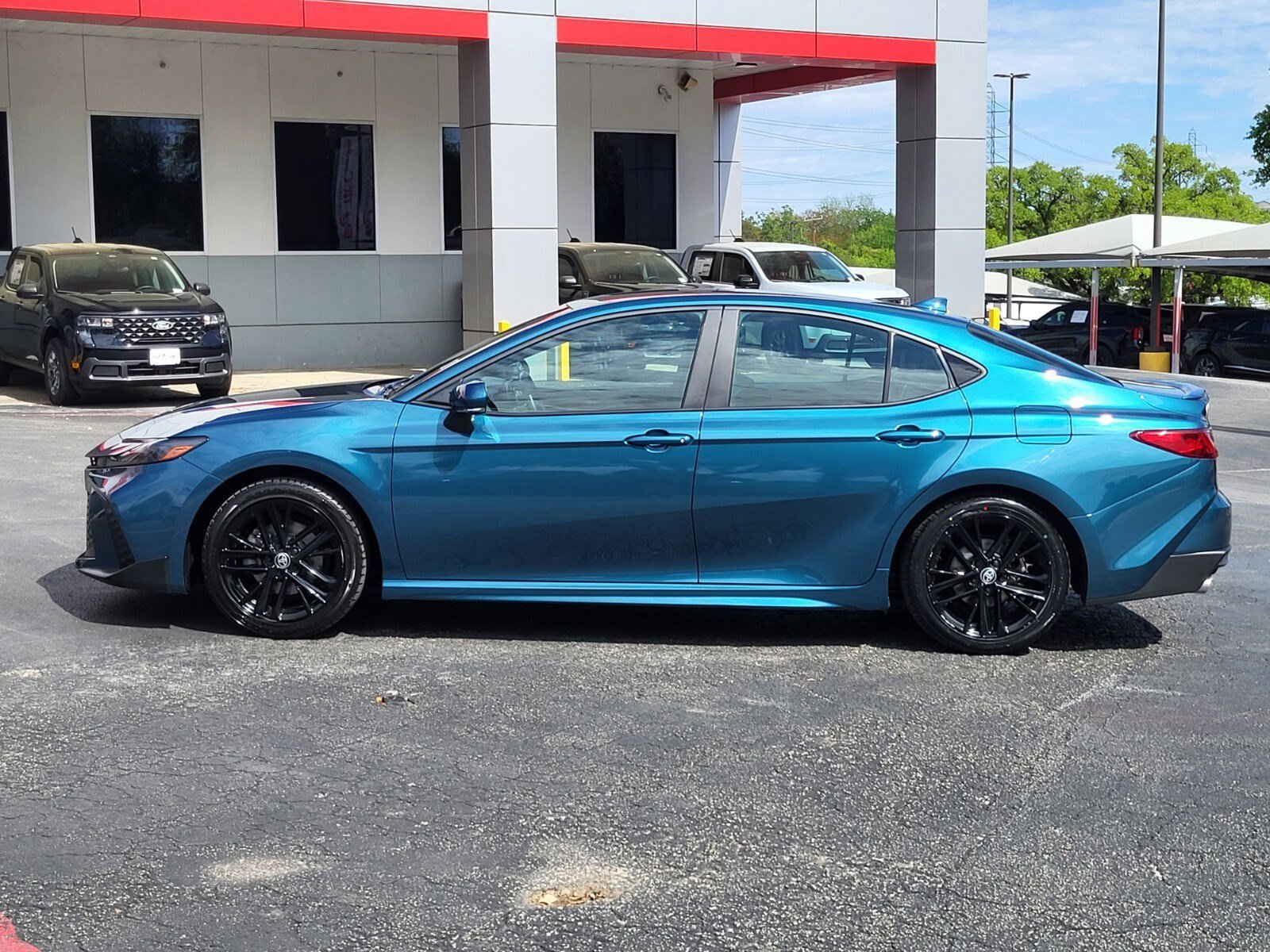 Used 2025 Toyota Camry SE image 6