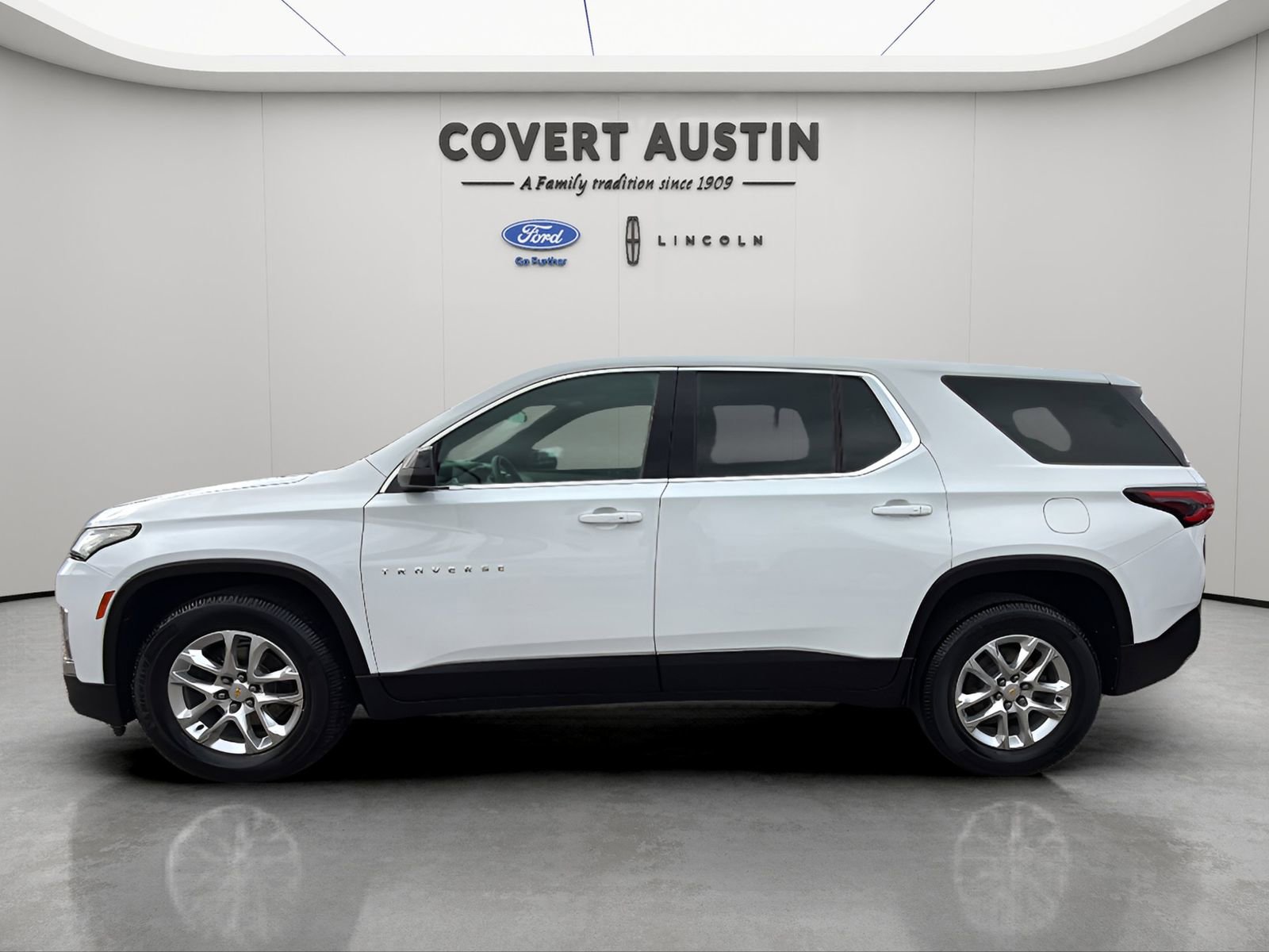 Used 2022 Chevrolet Traverse LS w/ LPO, Cargo Package FWD image 2