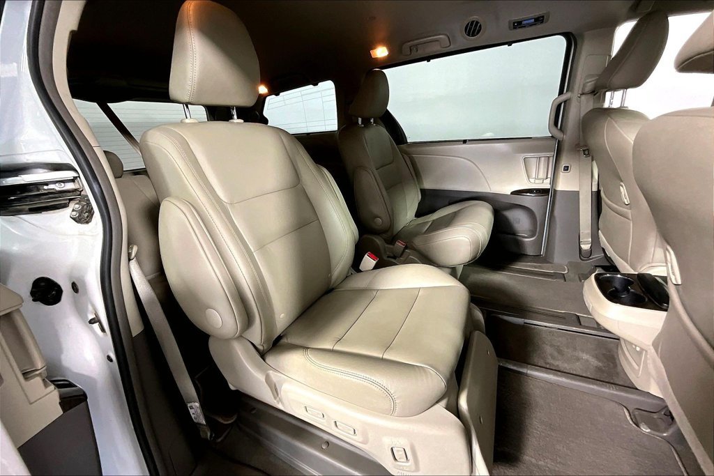 Used 2019 Toyota Sienna XLE w/ XLE Navigation Package FWD image 27