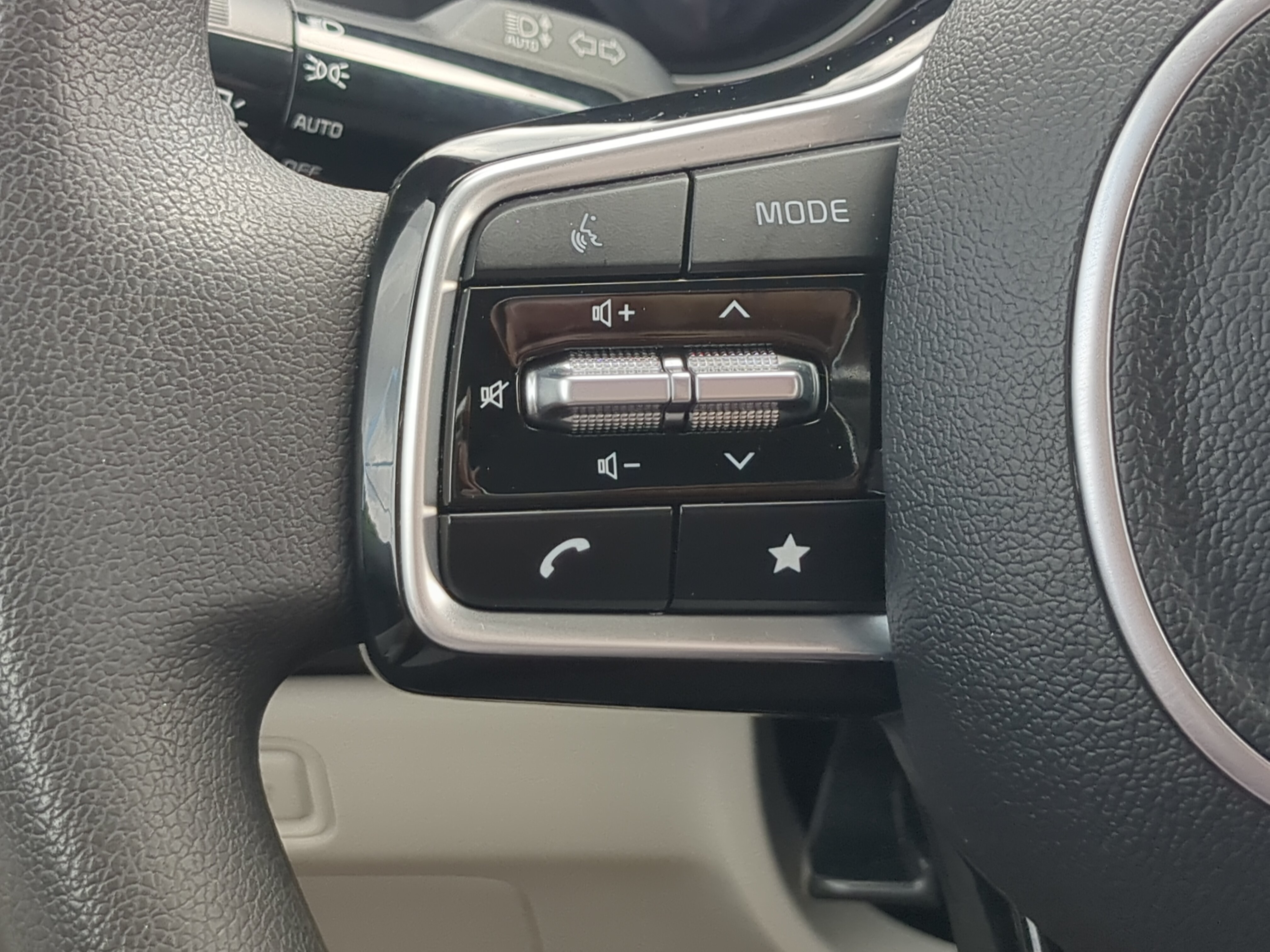 Used 2023 Kia Carnival LX FWD image 21