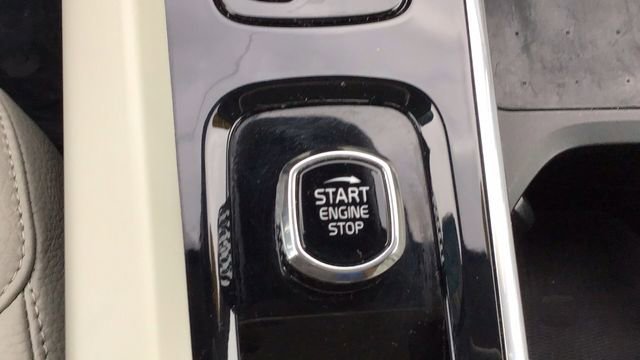 Used 2022 Volvo XC60 B5 Momentum w/ Climate Package image 24