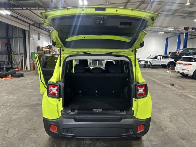 Used 2017 Jeep Renegade Latitude w/ Cold Weather Group FWD image 25