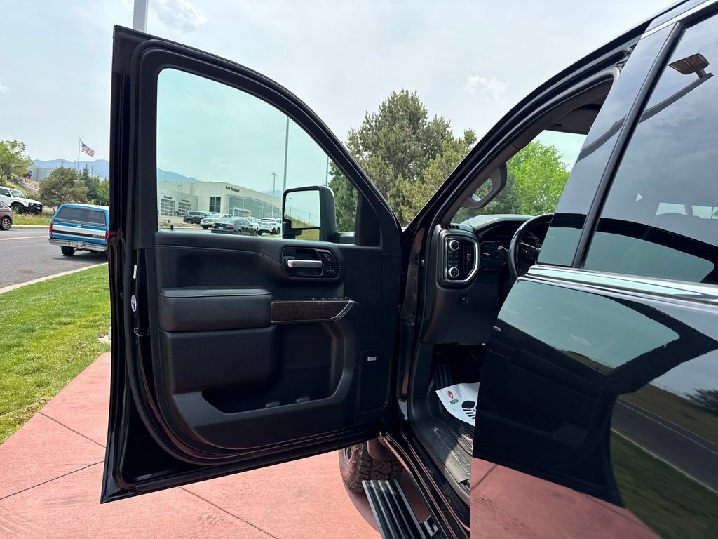 Used 2021 GMC Sierra 2500 Denali w/ Denali Black Diamond Edition AWD/4WD image 9