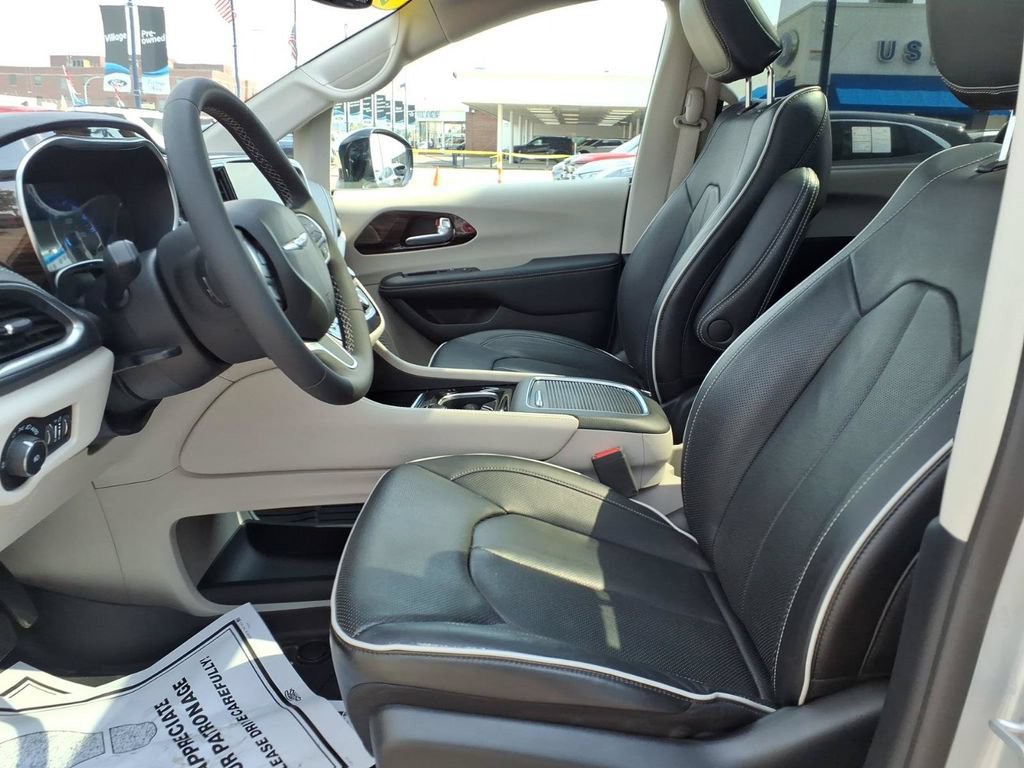 Used 2023 Chrysler Pacifica Limited AWD/4WD image 14