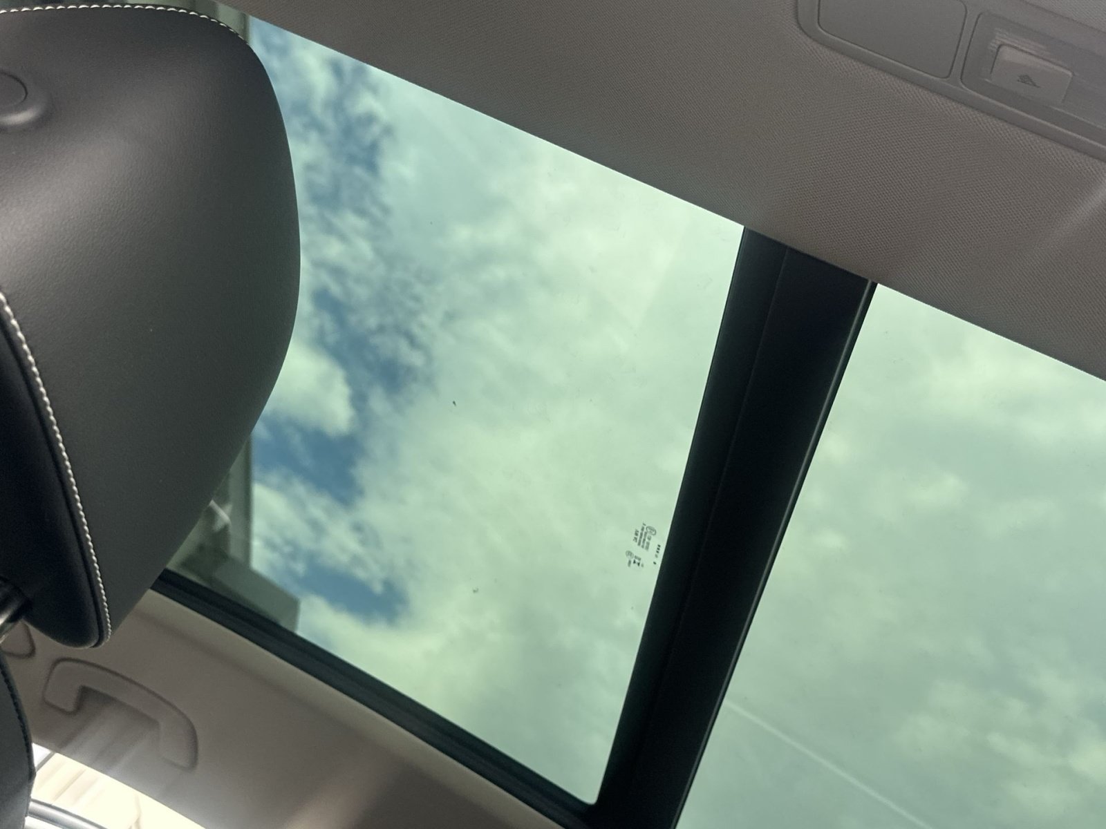 Used 2023 Volkswagen Tiguan SE w/ Panoramic Sunroof Package FWD image 31