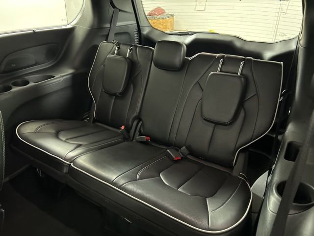 Used 2025 Chrysler Pacifica Limited FWD image 20