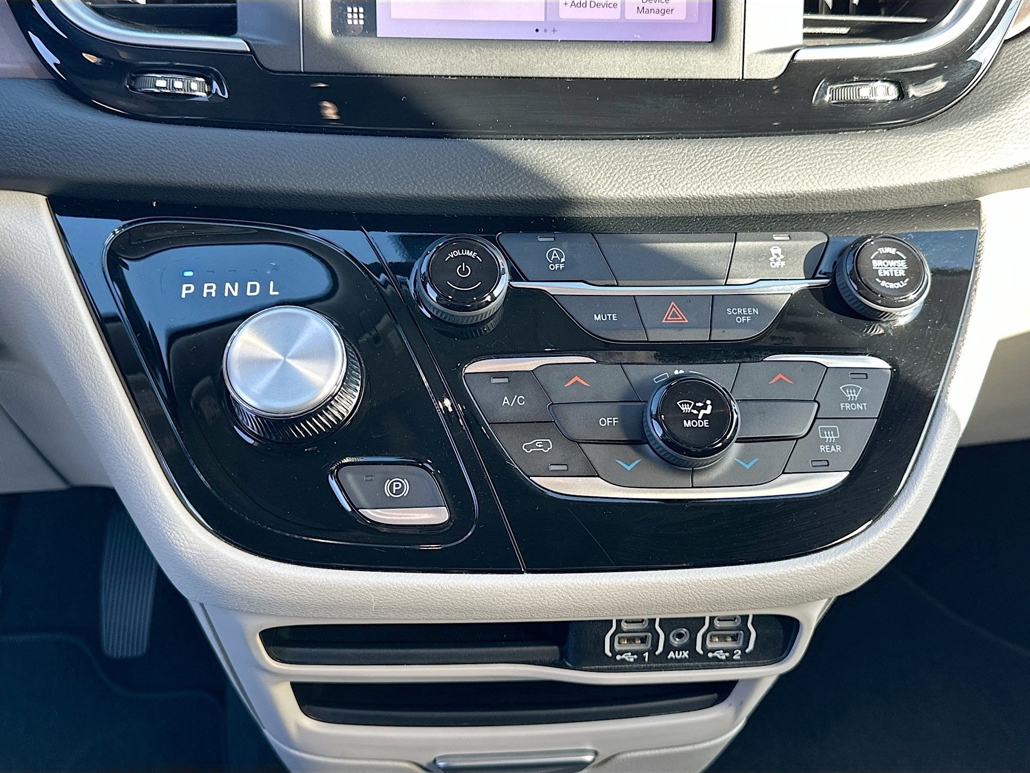 Used 2024 Chrysler Voyager LX image 16