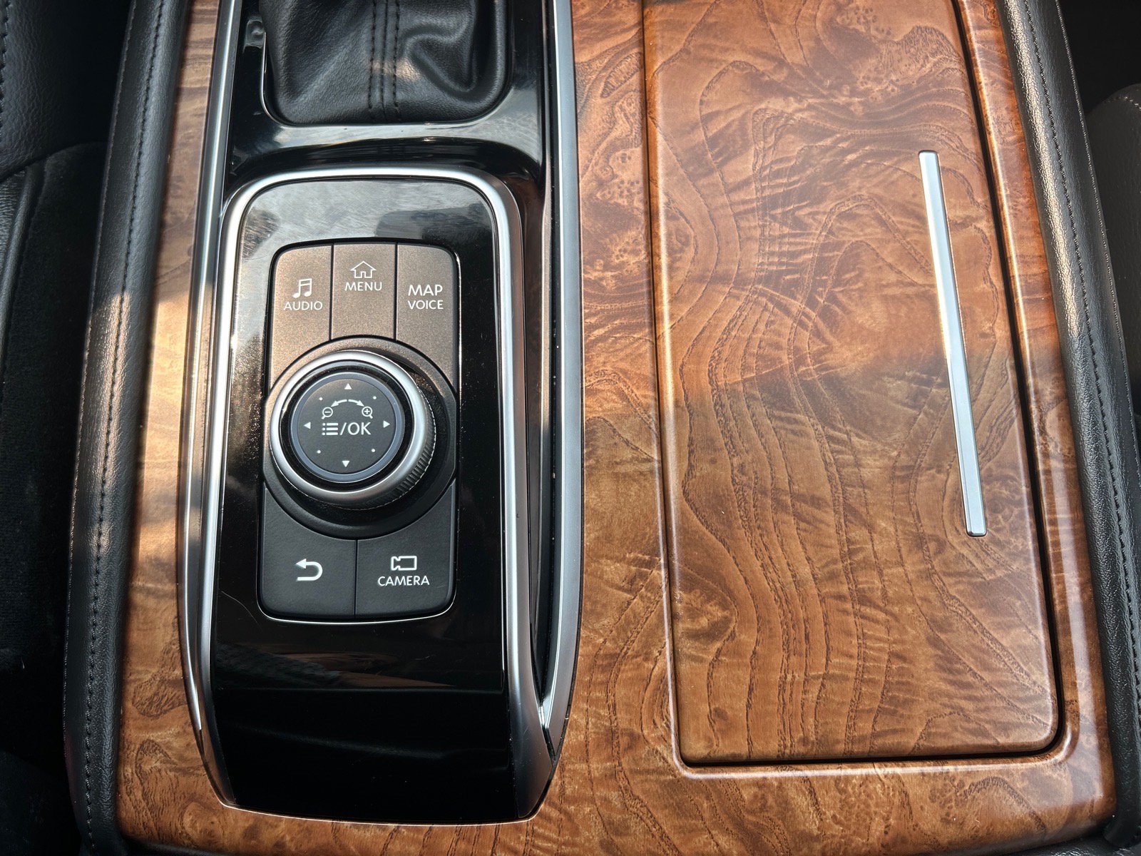 Used 2024 Nissan Armada SL w/ Captain's Chairs Package AWD/4WD image 34