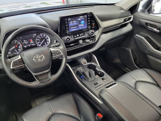 Used 2022 Toyota Highlander XLE AWD/4WD image 23