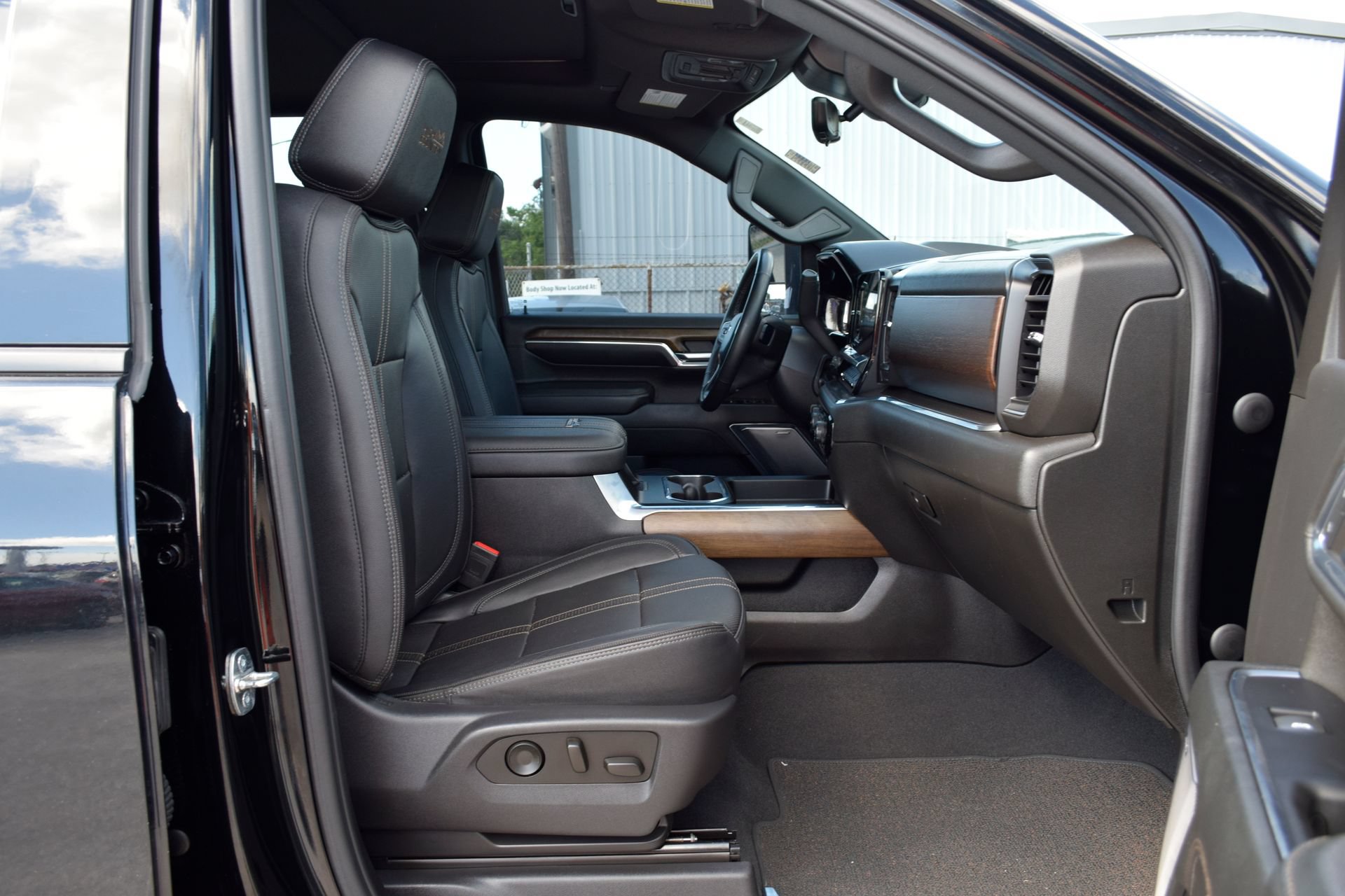 Used 2024 Chevrolet Silverado 2500 High Country w/ Midnight Edition AWD/4WD image 21