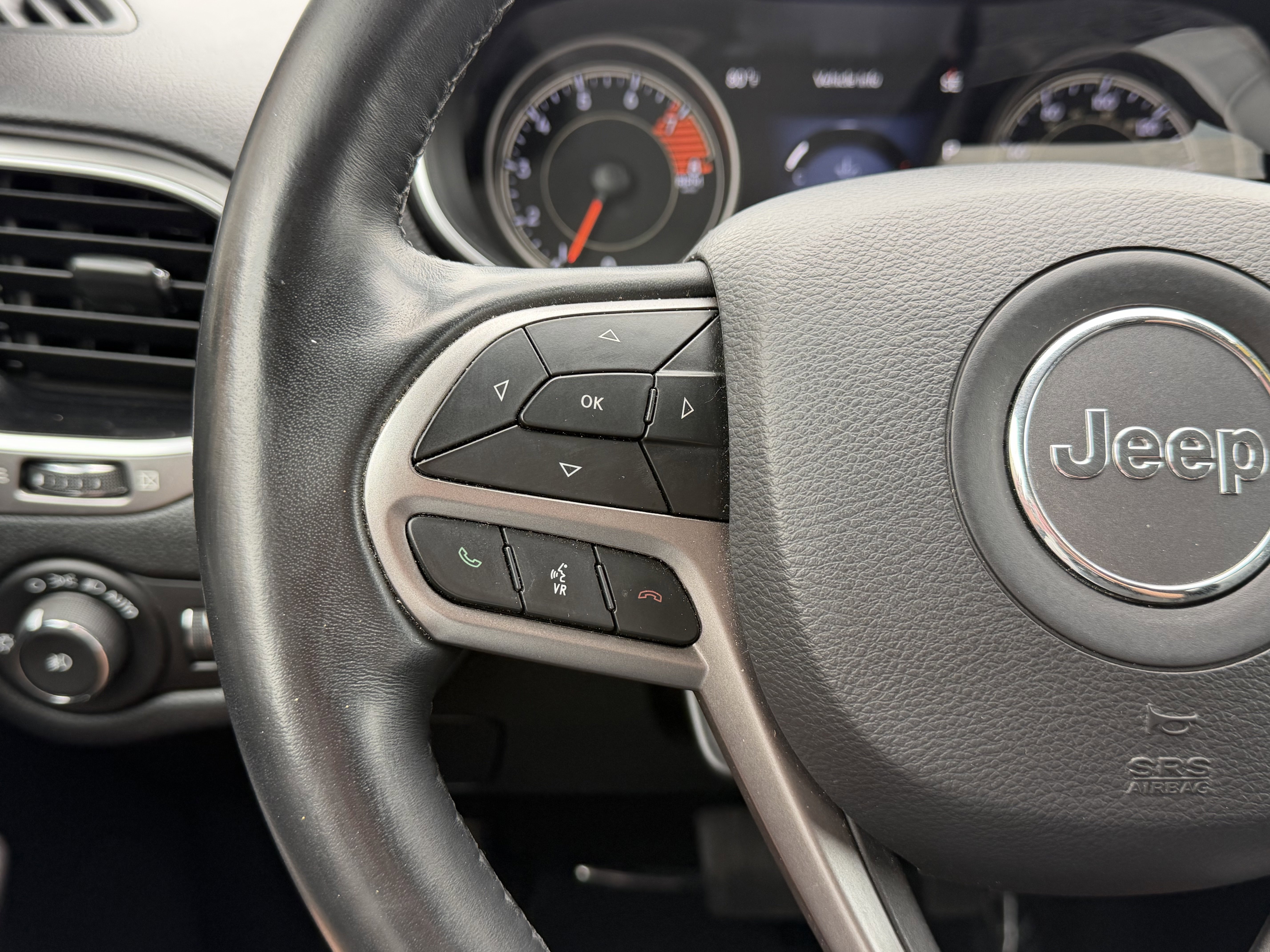 Used 2019 Jeep Cherokee Limited AWD/4WD image 16