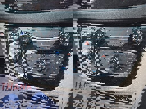 Used 2023 Chrysler Voyager LX image 13