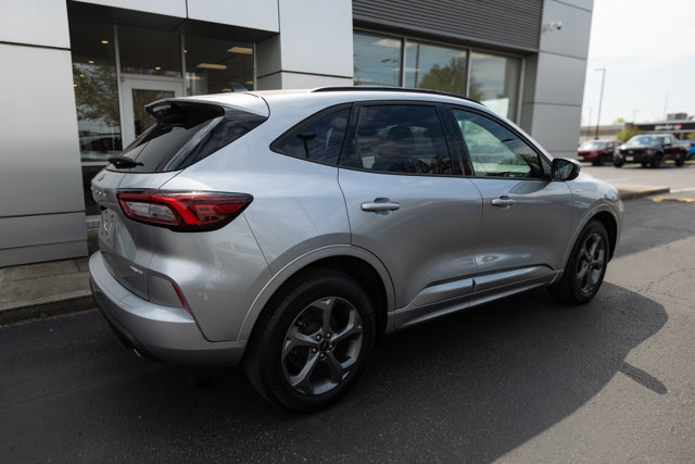 Certified 2023 Ford Escape ST-Line Select AWD/4WD image 3
