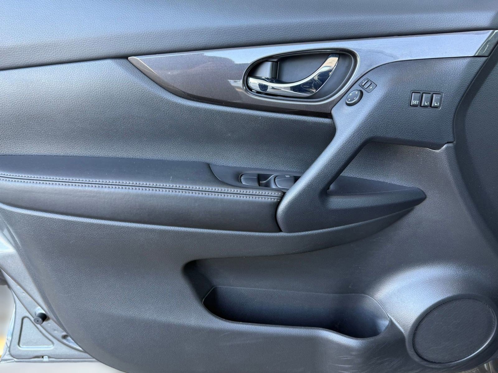 Used 2019 Nissan Rogue SV w/ Premium Package FWD image 24