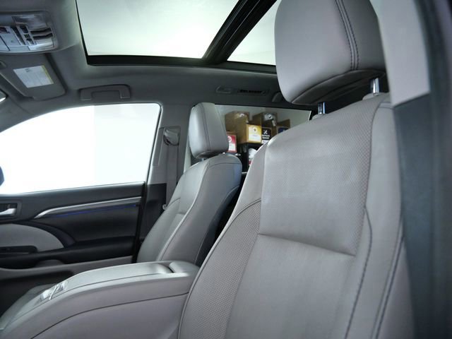 Used 2019 Toyota Highlander Limited Platinum AWD/4WD image 18