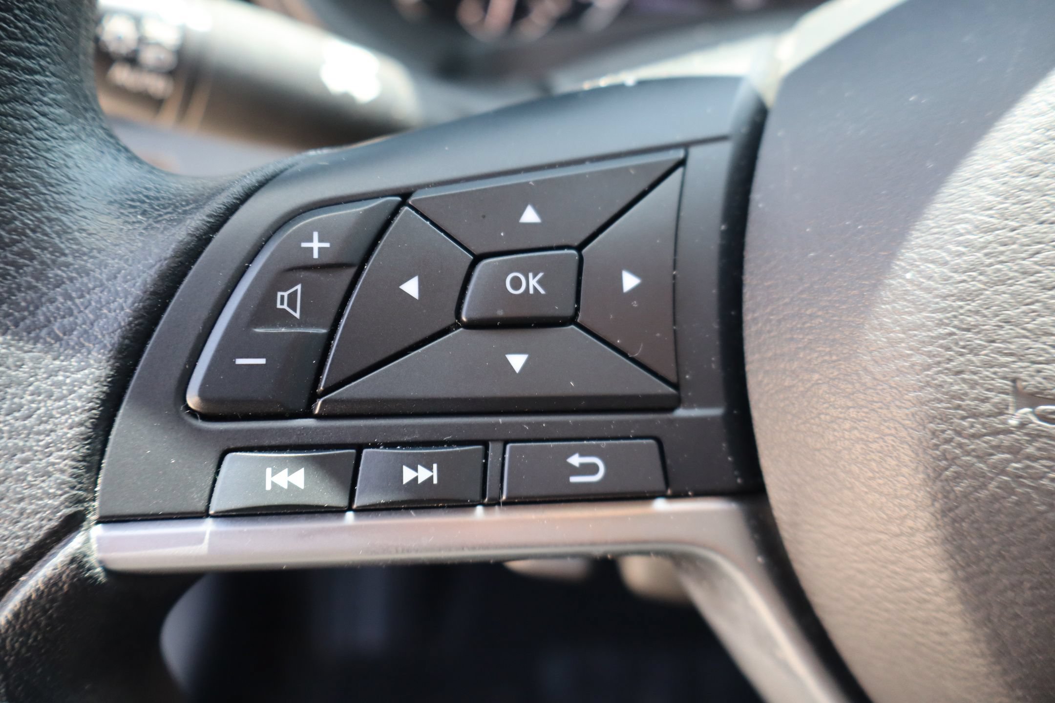 Used 2025 Nissan Altima 2.5 SV FWD image 15
