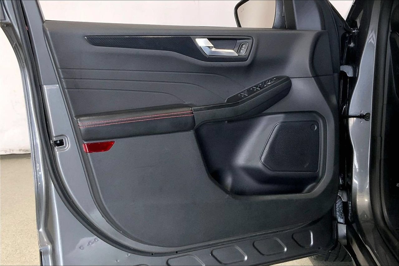 Certified 2025 Ford Escape ST-Line Select AWD/4WD image 25
