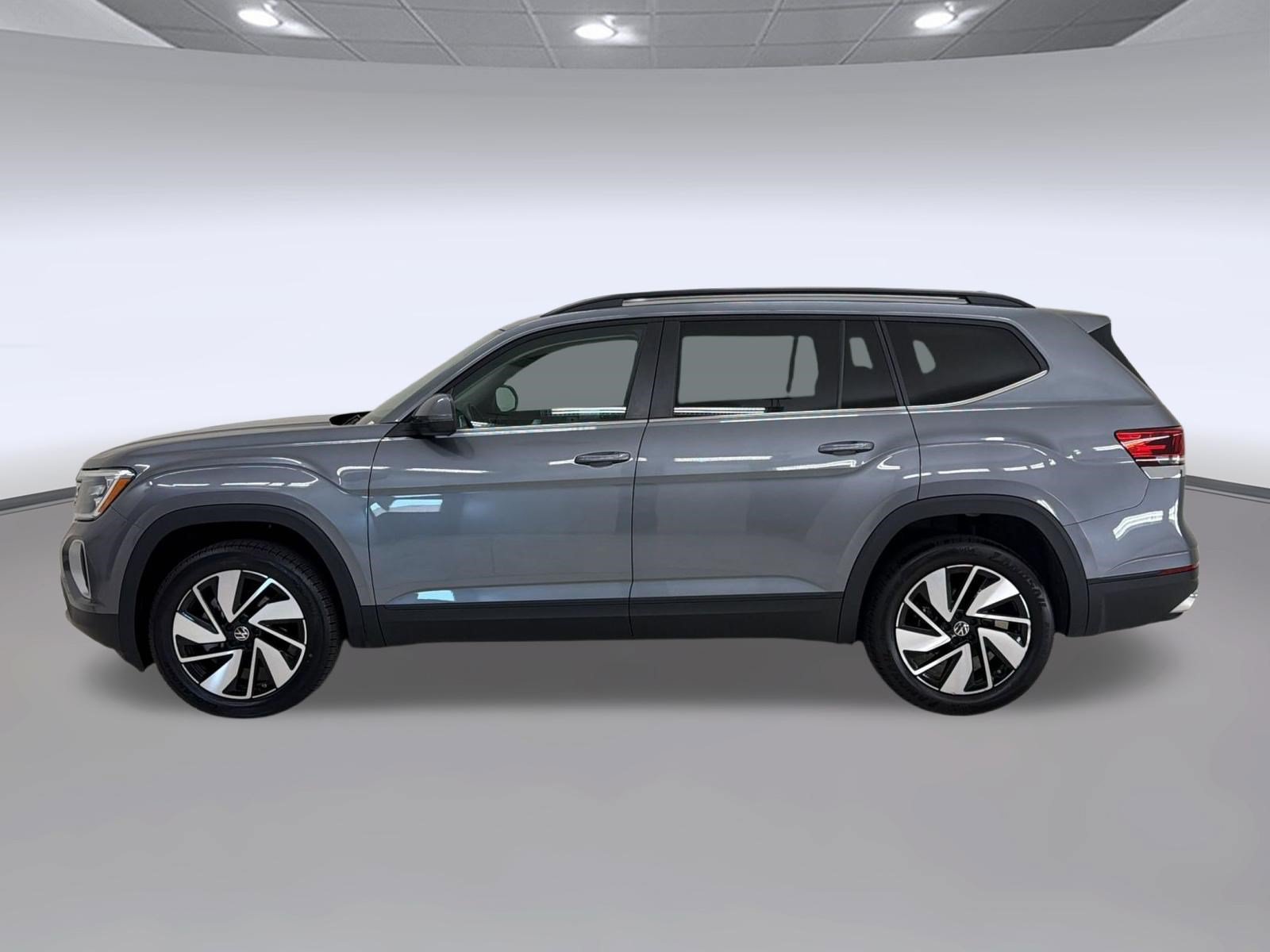 Used 2025 Volkswagen Atlas SE FWD image 2
