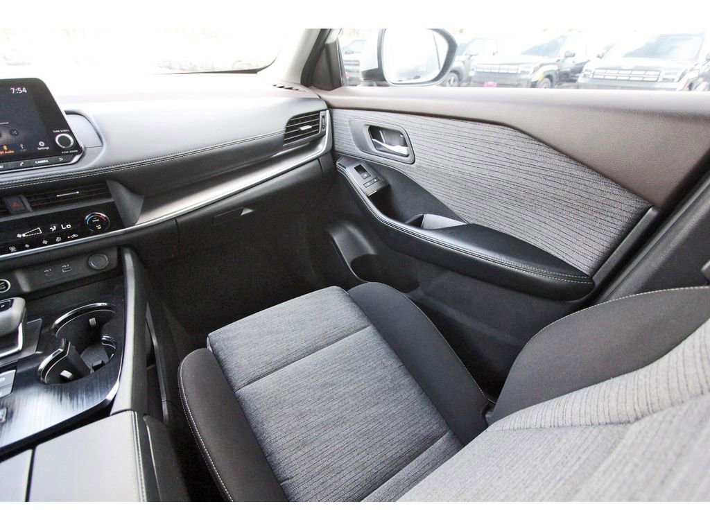 Used 2023 Nissan Rogue SV FWD image 13