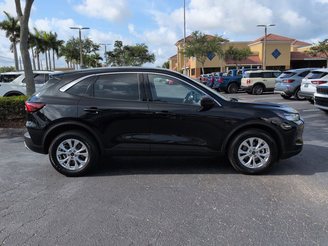 Certified 2024 Ford Escape Active AWD/4WD image 3