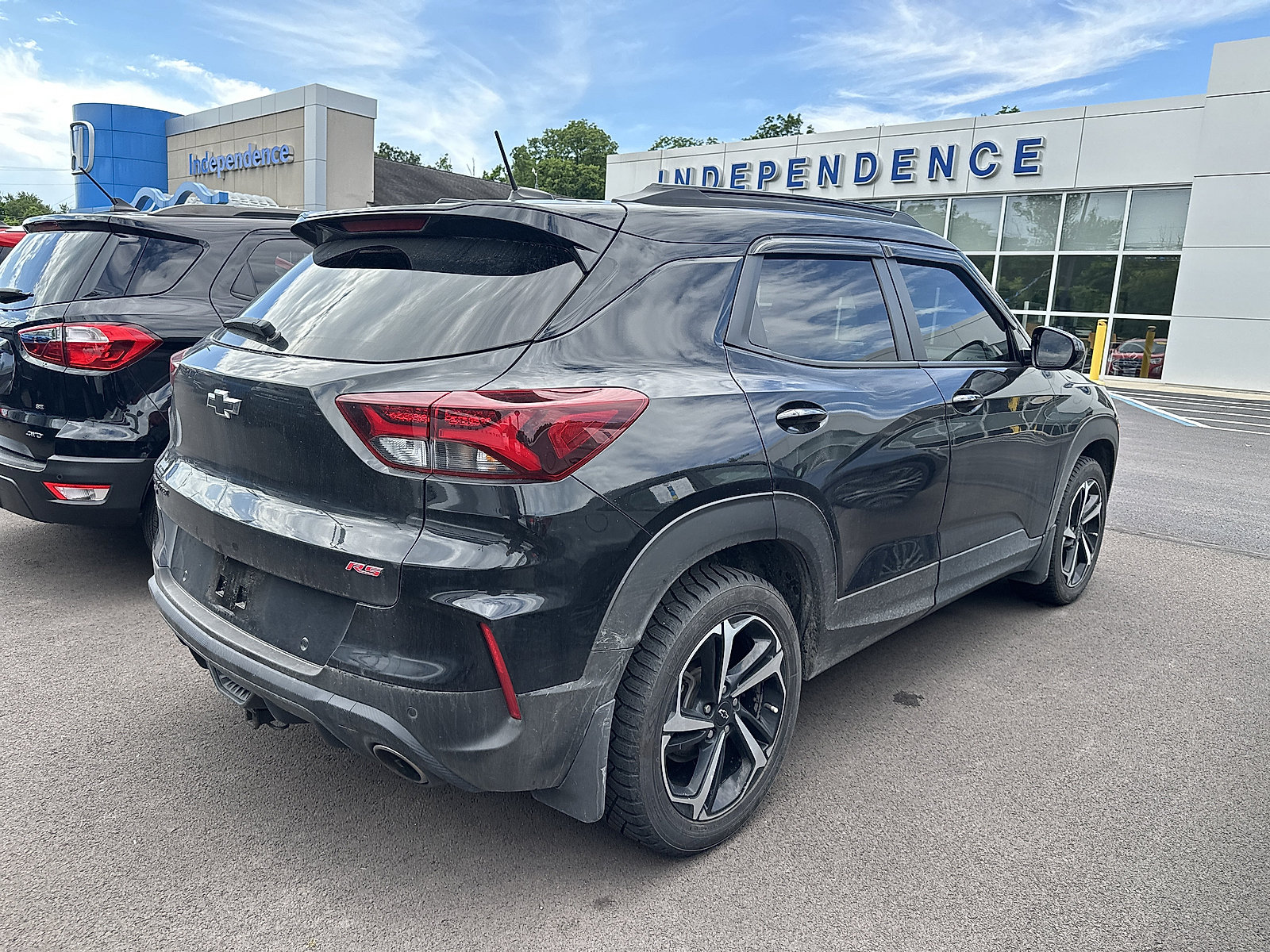 Used 2022 Chevrolet TrailBlazer RS w/ Sun and Liftgate Package AWD/4WD image 2