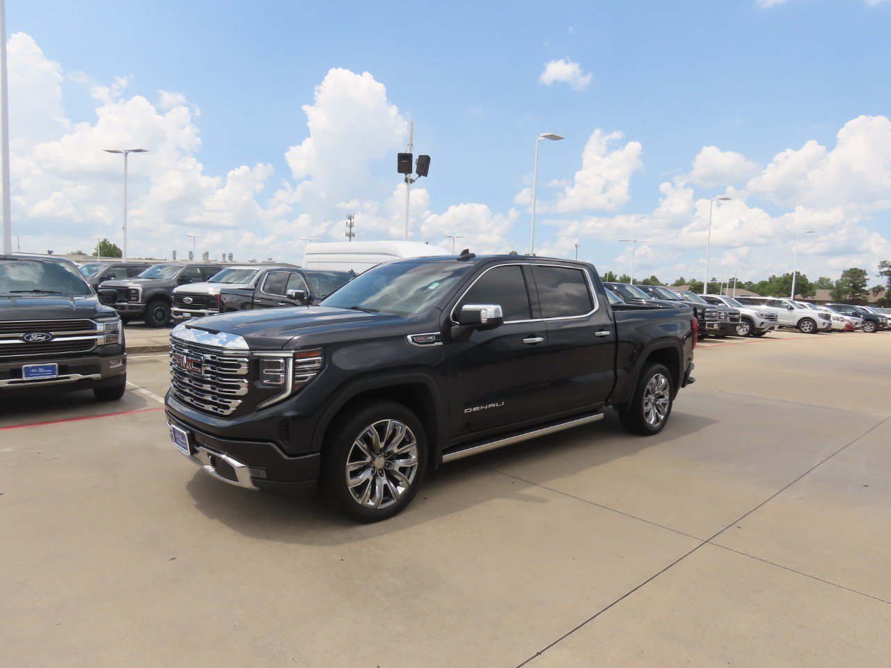 Used 2023 GMC Sierra 1500 Denali w/ Denali Reserve Package AWD/4WD image 2