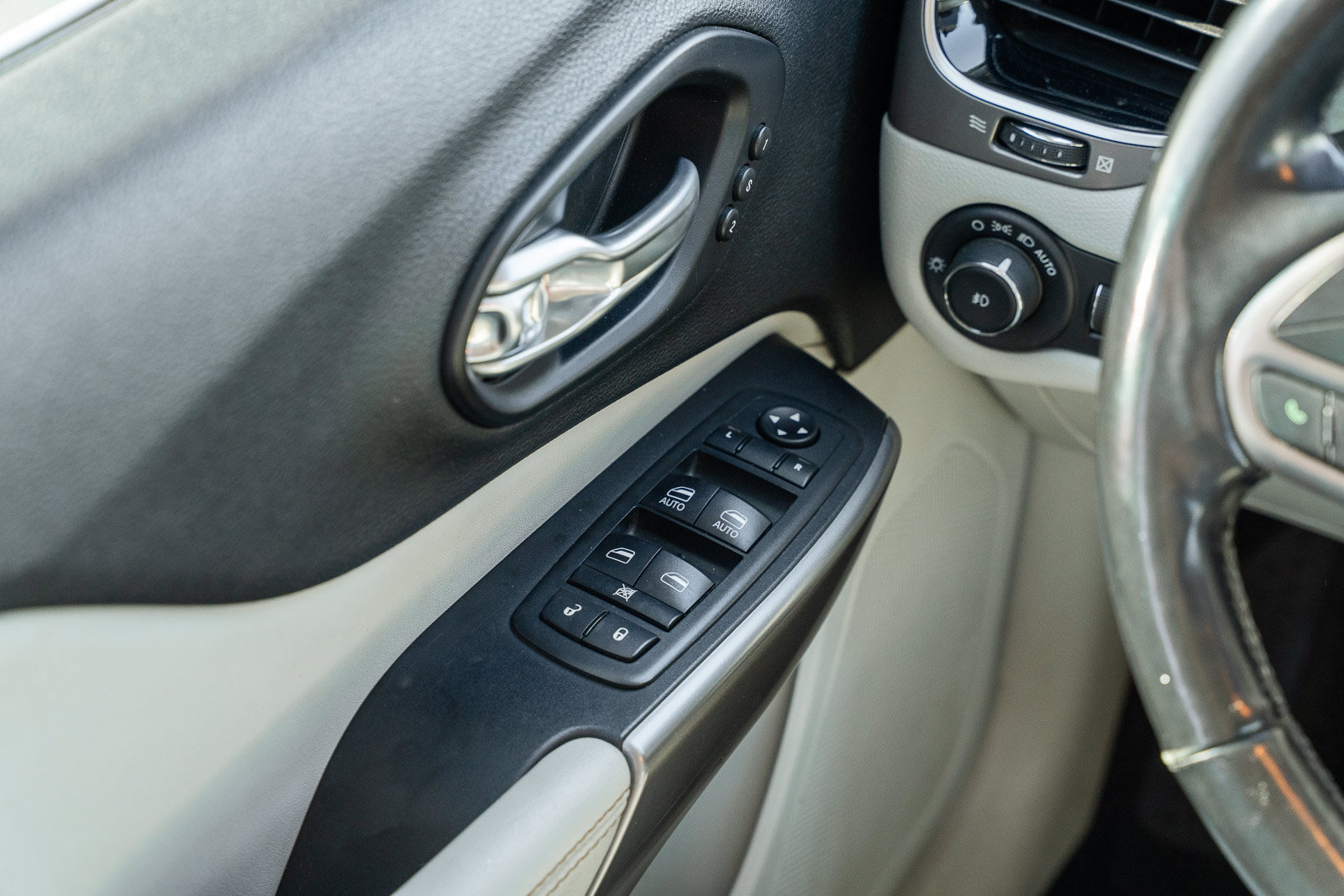 Used 2020 Jeep Cherokee Limited FWD image 31
