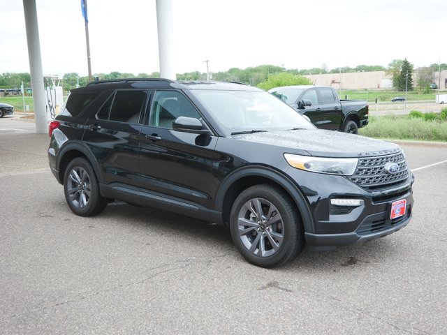Certified 2023 Ford Explorer XLT w/ Equipment Group 202A AWD/4WD image 3