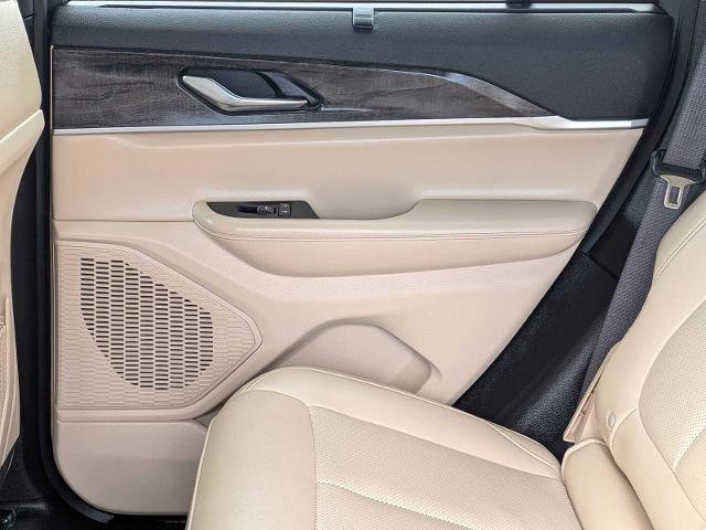 Used 2025 Jeep Grand Cherokee Limited w/ Luxury Tech Group II image 19