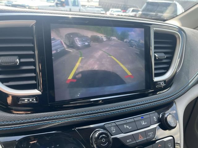 Used 2021 Chrysler Pacifica Touring-L FWD image 27