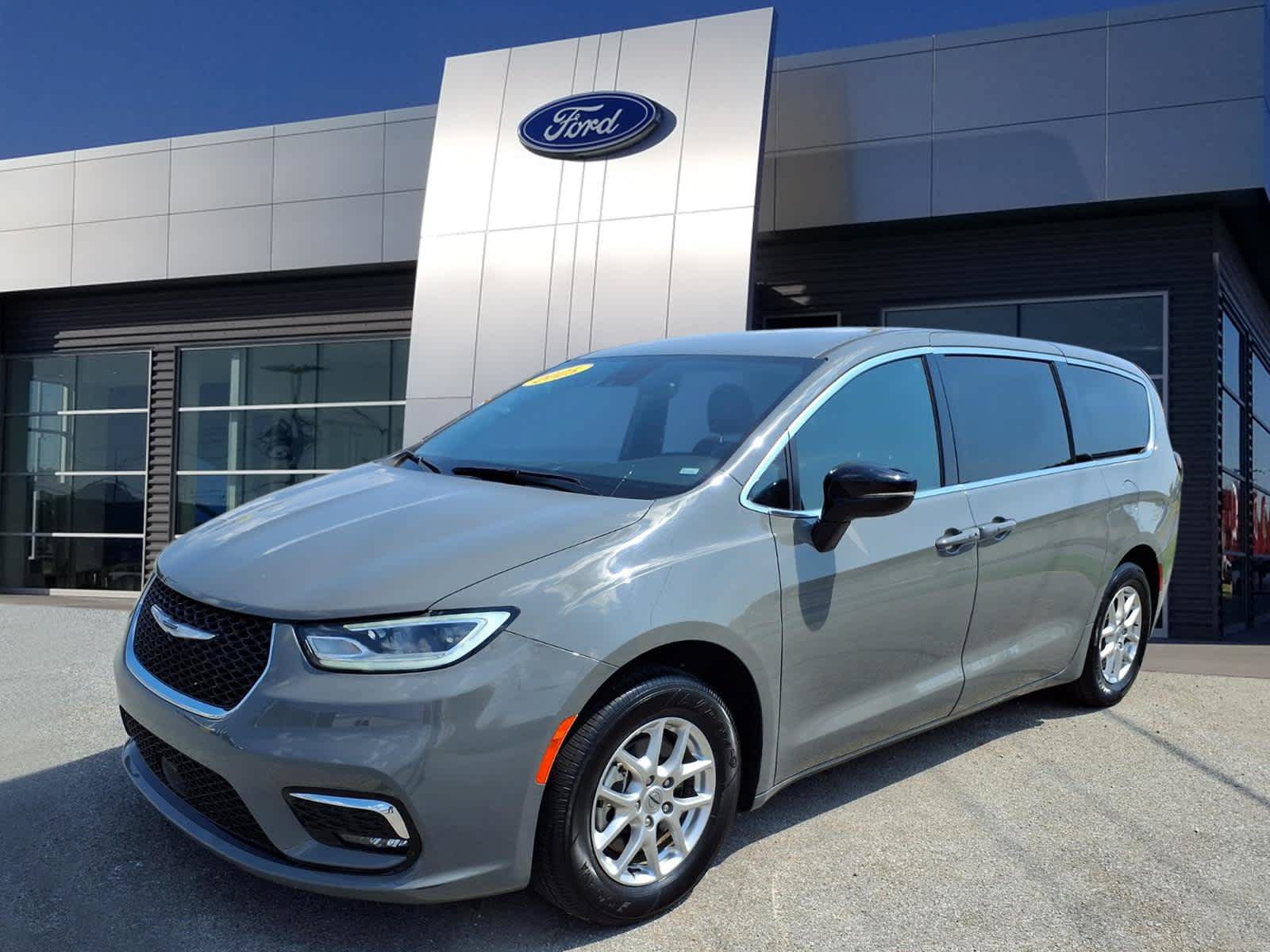Used 2025 Chrysler Pacifica Select FWD image 3