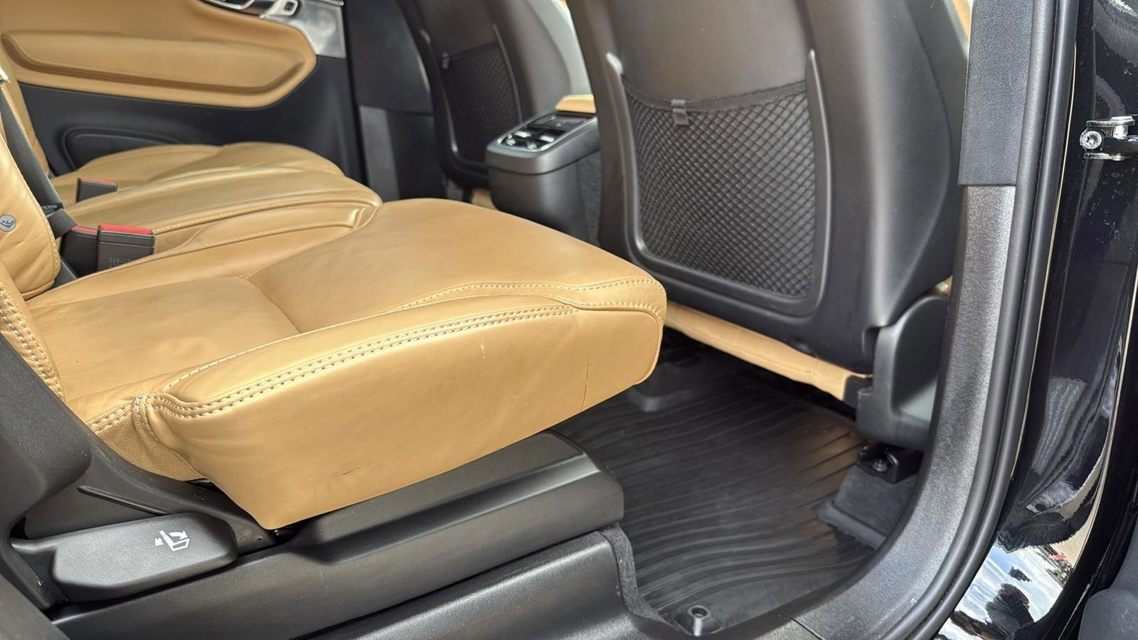 Used 2022 Volvo XC90 T6 Inscription w/ Lounge Package image 24