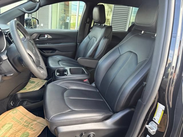 Used 2025 Chrysler Pacifica Select FWD image 16