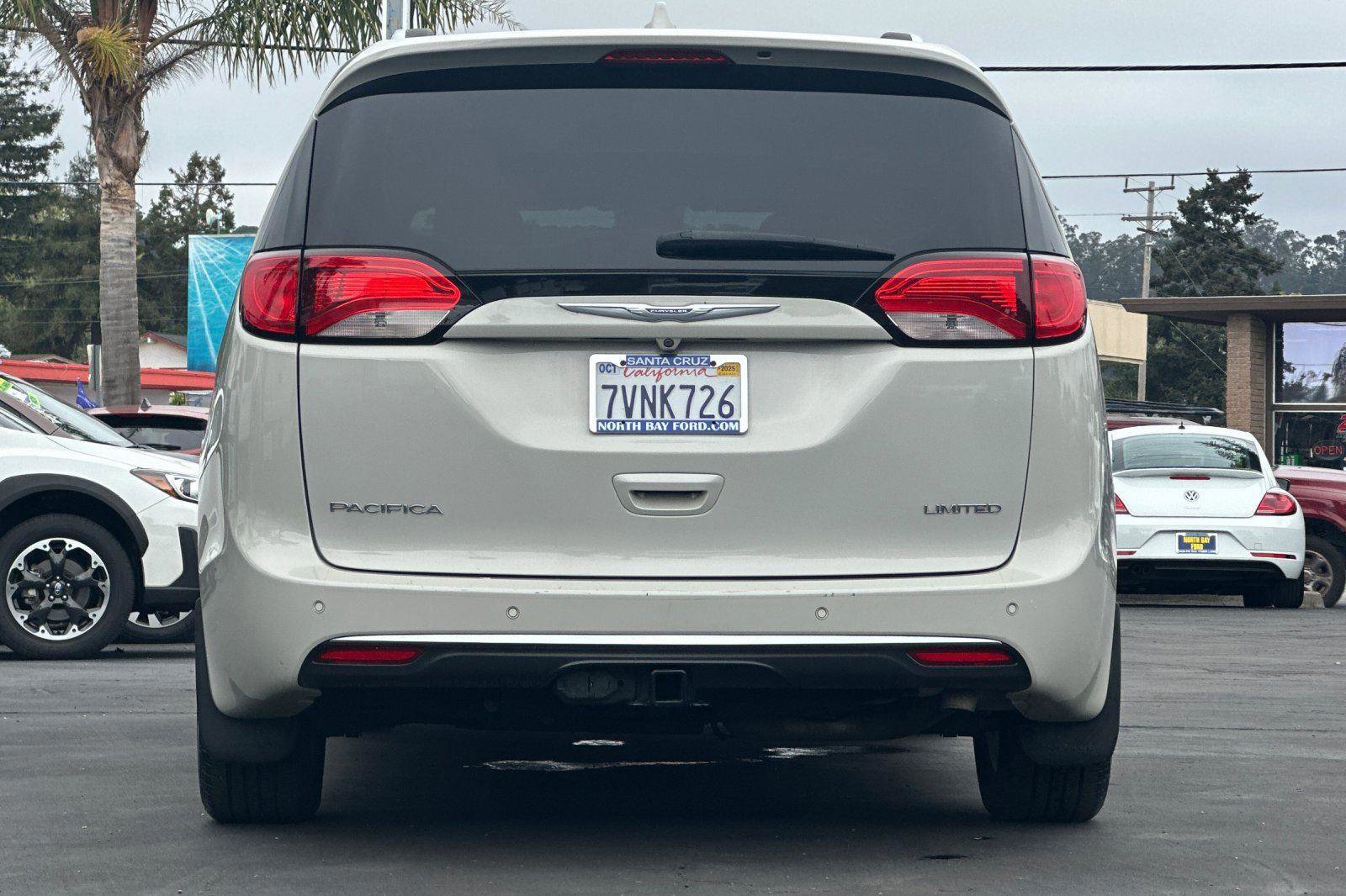 Used 2017 Chrysler Pacifica Limited image 4