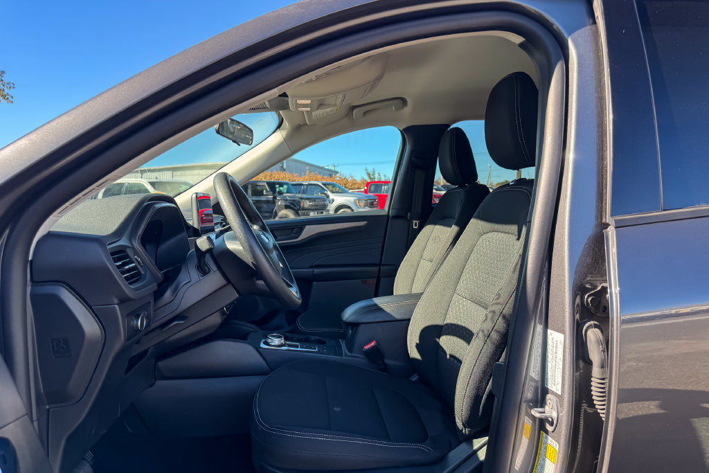 Certified 2025 Ford Escape Active AWD/4WD image 18